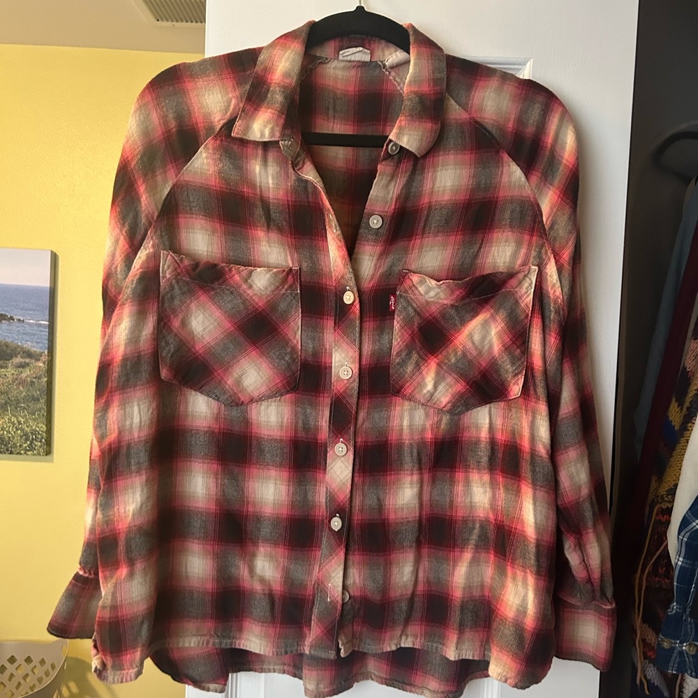 Levi’s Pink Plaid Button down